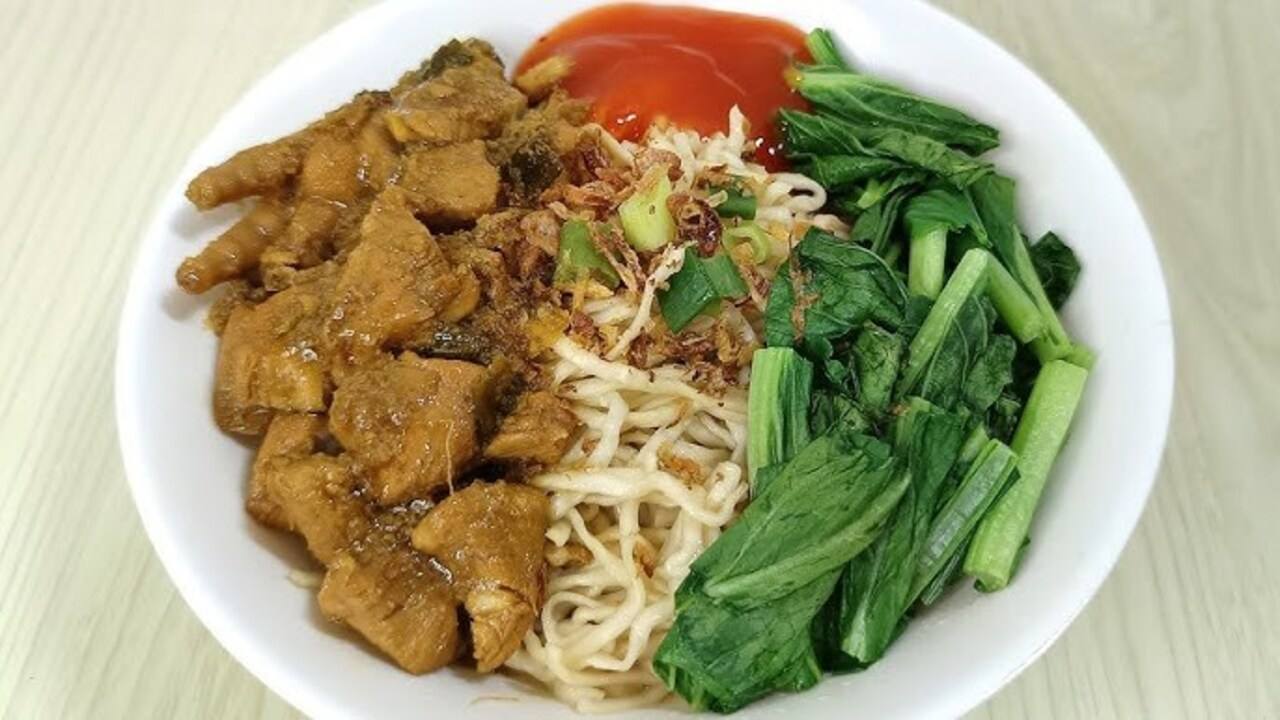 Mie Ayam Ceker: Rasa yang Menggugah Selera di Jantung Cilacap